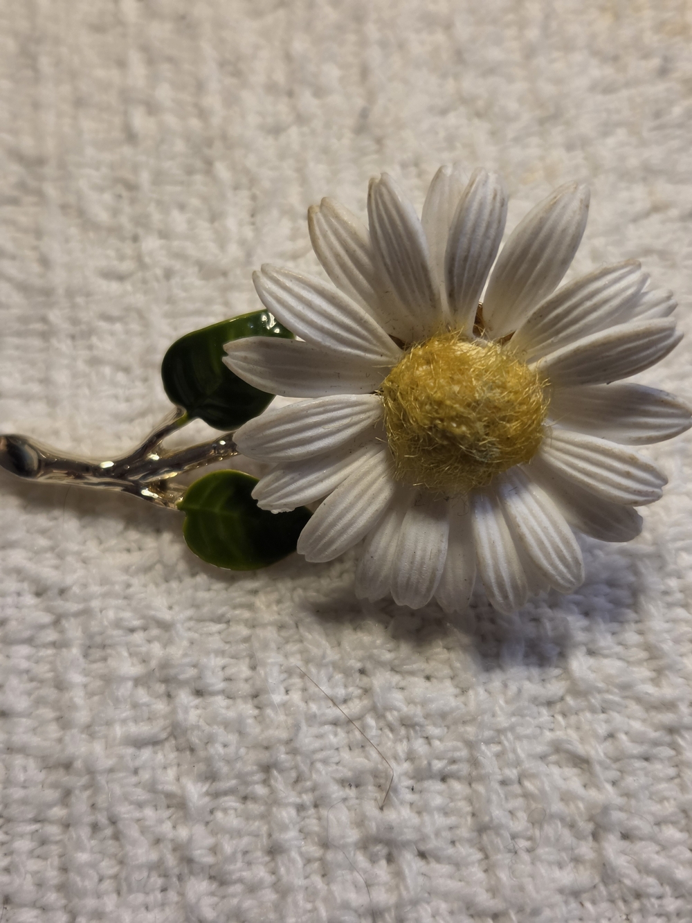 Daisy Flower Brooch Pin - White & Yellow Women's Accessory